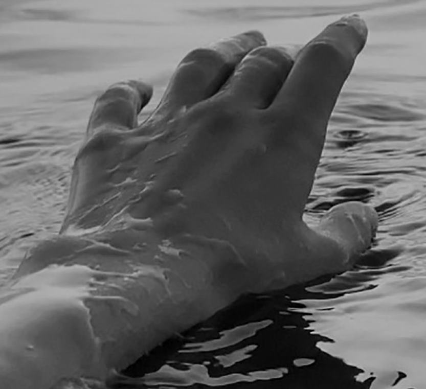 dłoń kontrastowa na powierzchni wody