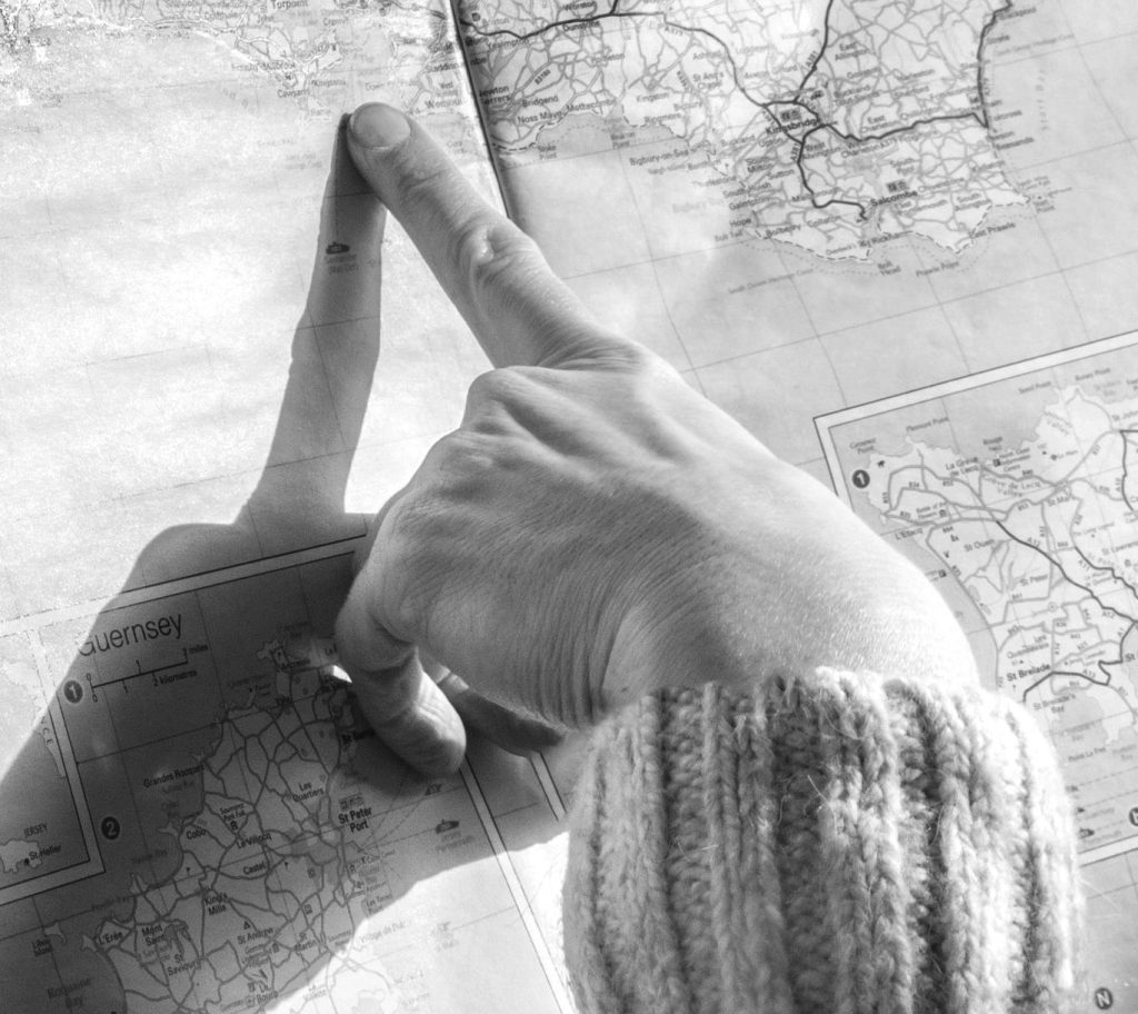 dłoń pokazująca coś na mapie