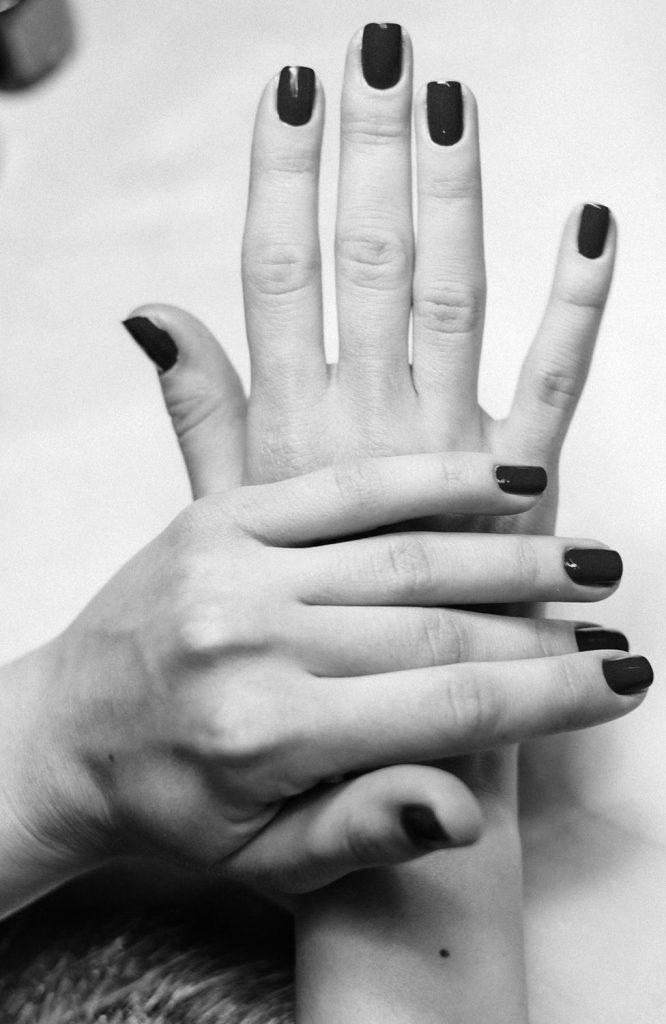 dłoń z pomalowanymi paznokciami