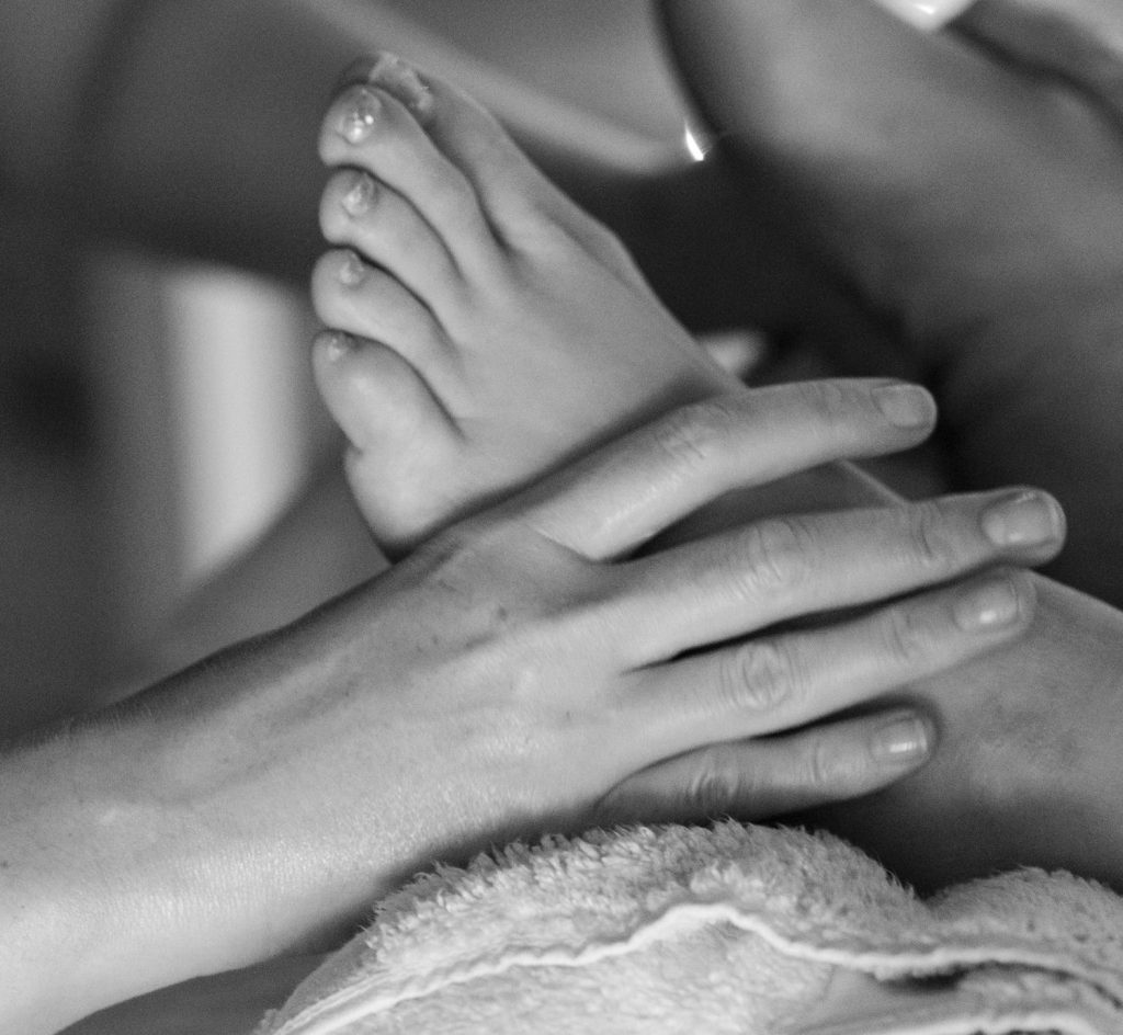 dłonie masują kobiece stopy