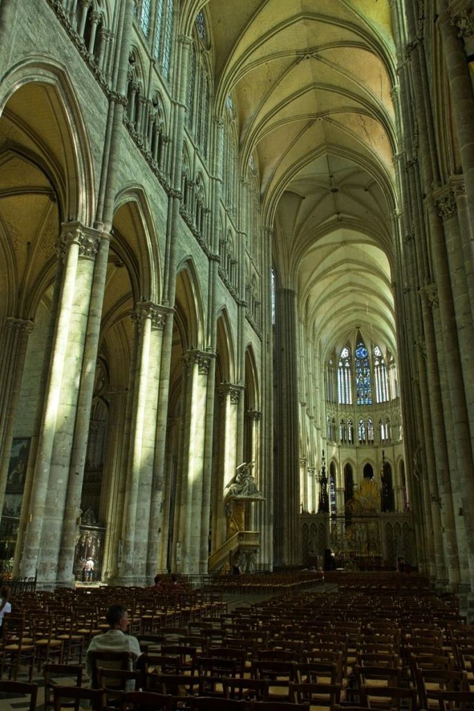 wertykalizm katedr francuskich na przykładzie Amiens