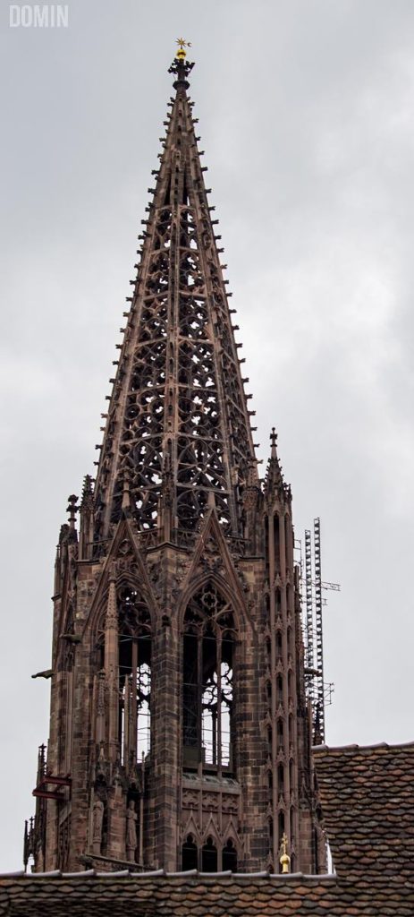 wieża katedry gotyckiej