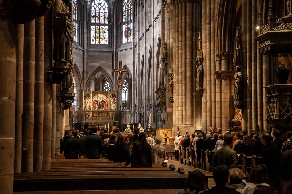 wnętrze gotyckiej katedry niemcy